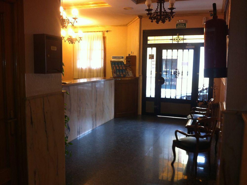 Hotel Sandra Alcalá de Guadaira Esterno foto