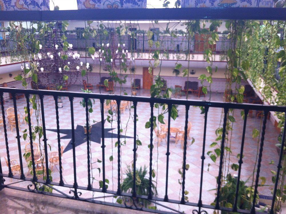 Hotel Sandra Alcalá de Guadaira Esterno foto