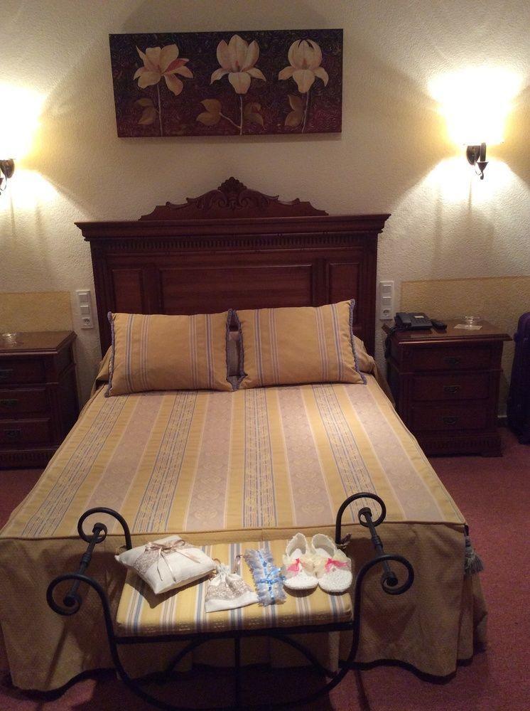 Hotel Sandra Alcalá de Guadaira Esterno foto