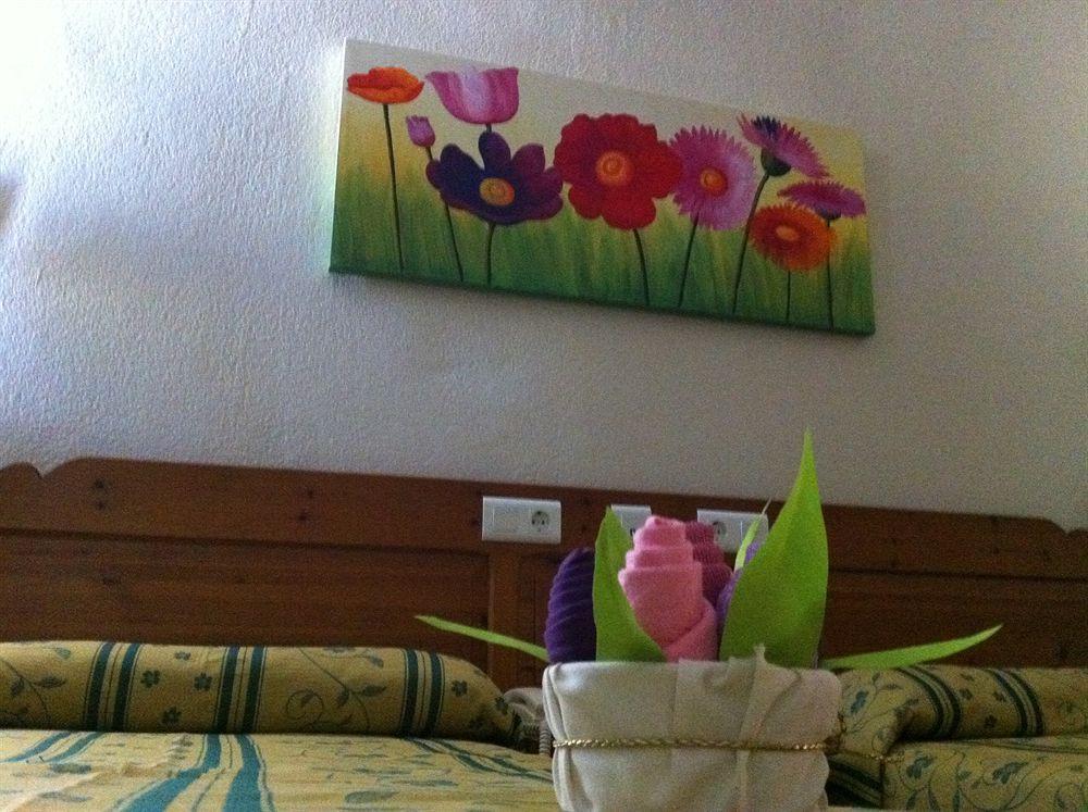Hotel Sandra Alcalá de Guadaira Esterno foto