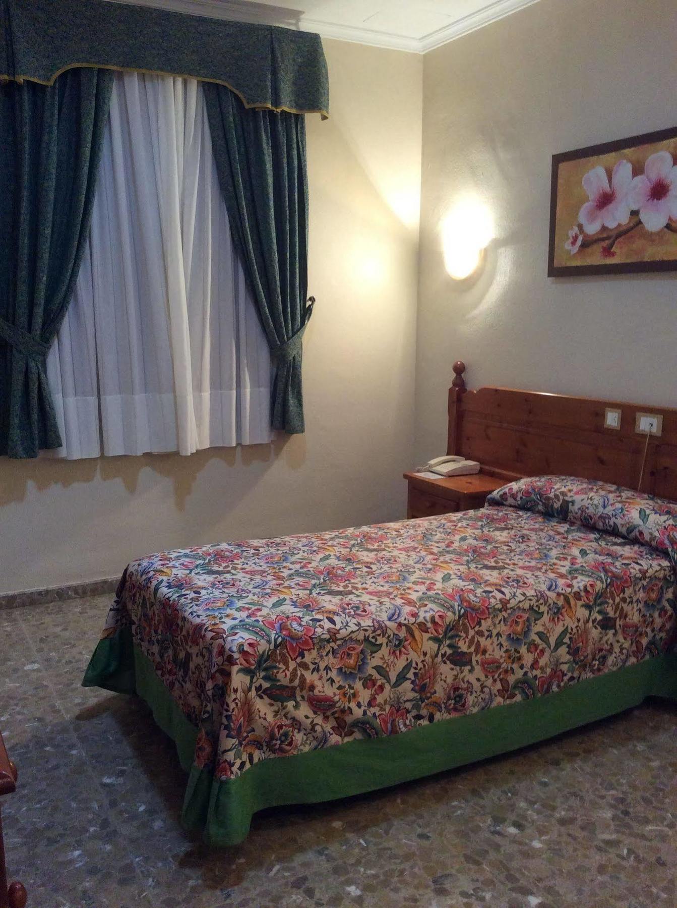 Hotel Sandra Alcalá de Guadaira Esterno foto