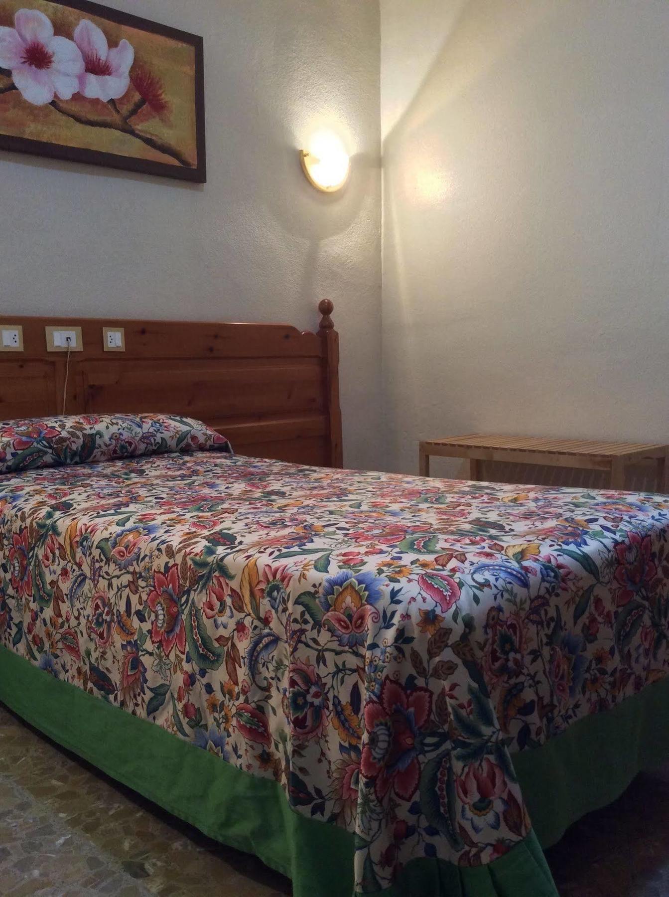 Hotel Sandra Alcalá de Guadaira Esterno foto