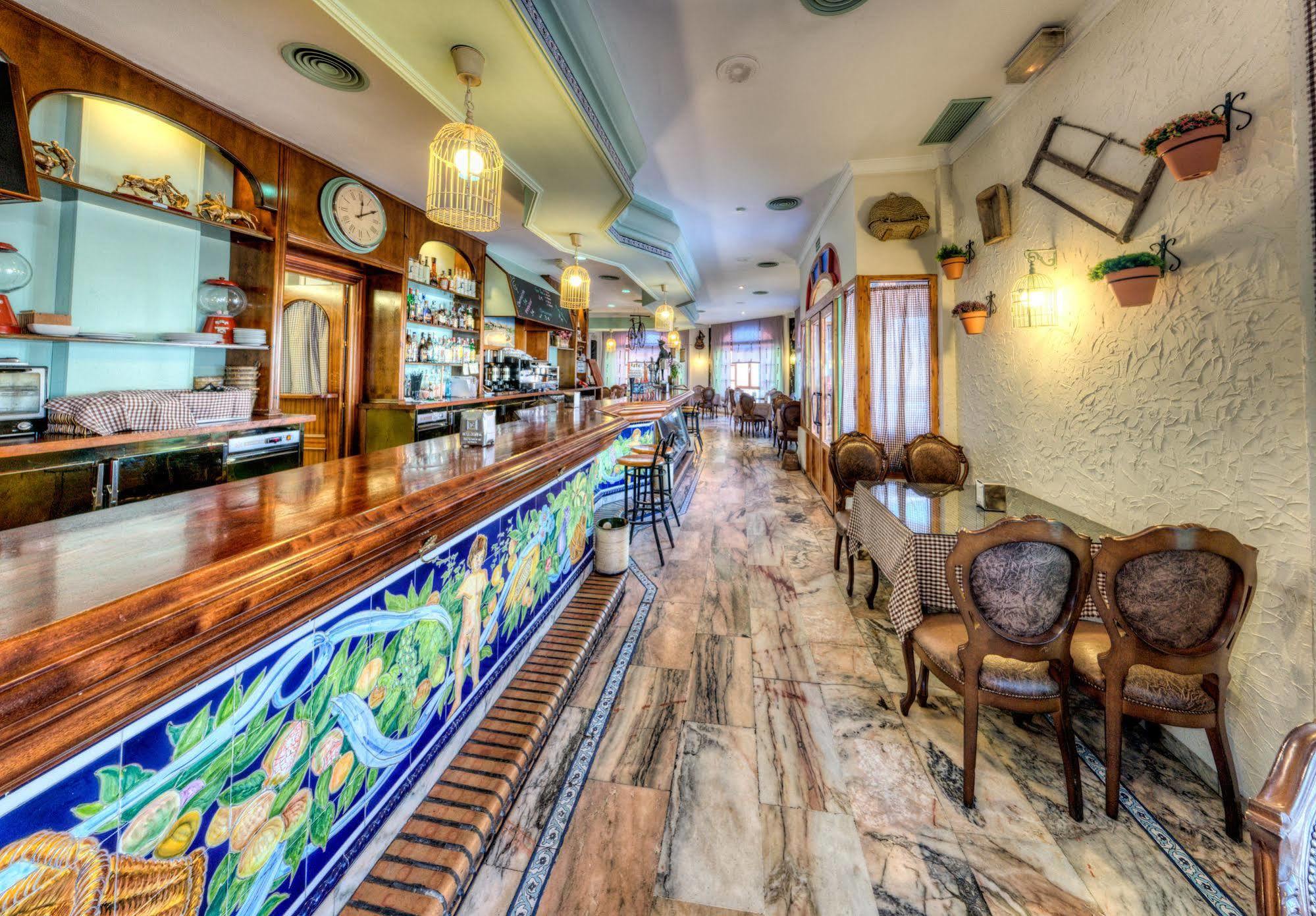 Hotel Sandra Alcalá de Guadaira Esterno foto