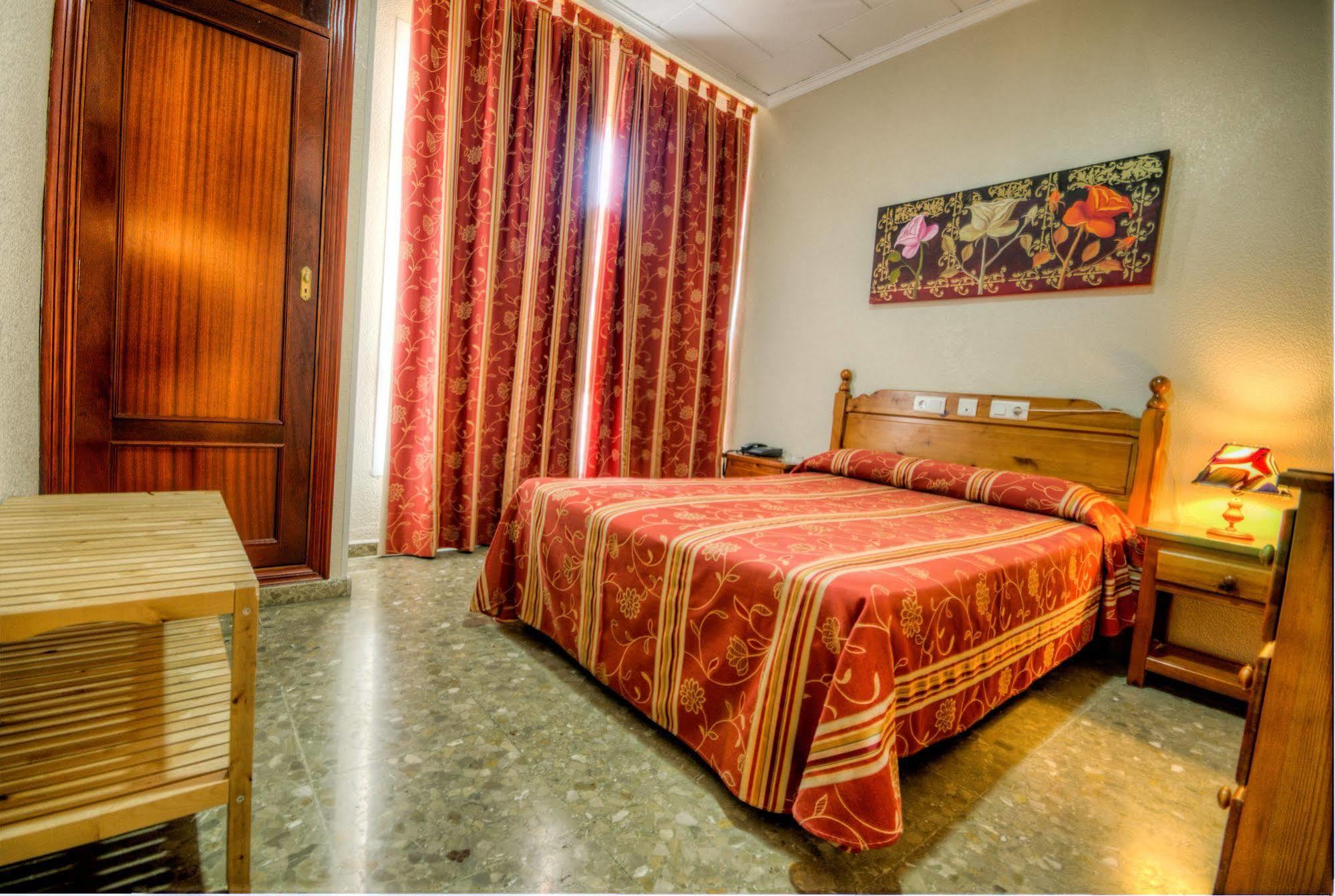 Hotel Sandra Alcalá de Guadaira Esterno foto