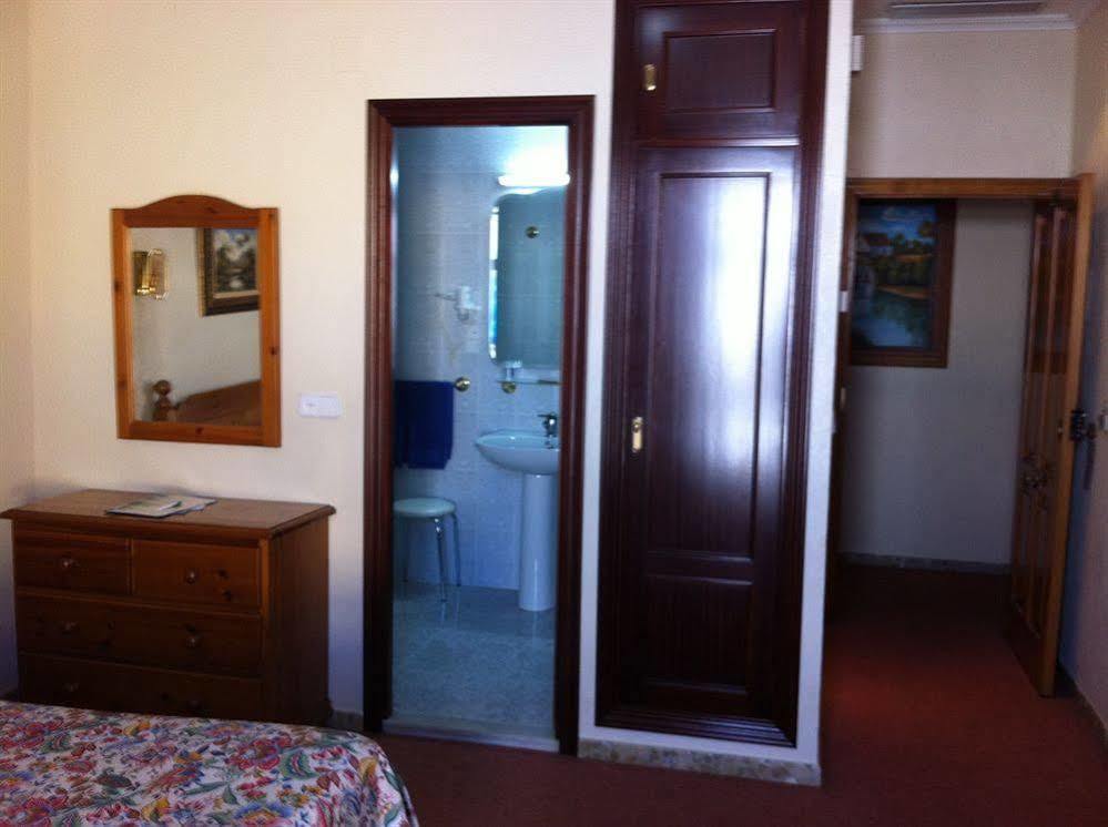 Hotel Sandra Alcalá de Guadaira Esterno foto